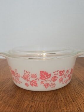 Vintage Pyrex 472 Pink Gooseberry Casserole Dish w Lid 1.5 Pt HTF
